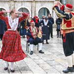 Dubrovaki primorski svatovi ispred crkve sv. Vlaha u Dubrovniku